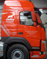 Belettering Vrachtwagen Mvitra - Truckers cabine Internationaal Transport